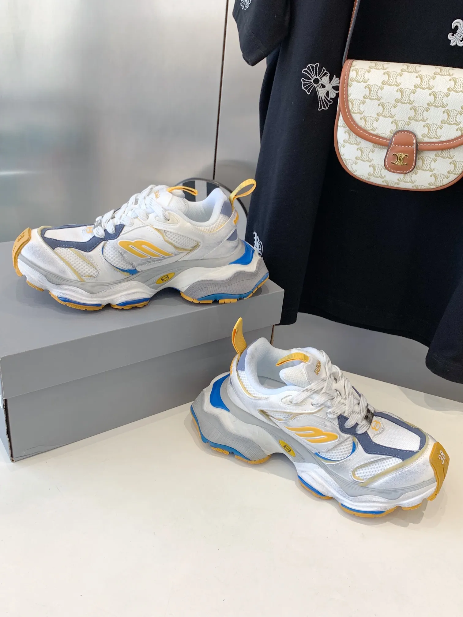 👟👟Ex-factory price 820👟👟 Paris 5XL correct version Balenciaga CARGO 23ss catwalk style 🔺 ℹ️The distressing process is done by hand. The degree of distress, scratch size and range of each shoe has a certain difference, which is normal. The upper is filled with high-density imported sponge, and the tongue is embroidered with Balenciaga words, as well as small engraving details. This plaque is developed by a separate mold, and there is 3M reflective material on the side. The three-dimensional logo and size mark on the heel, accessories dust bag and included shoelaces are upgraded and thickened shoe boxes. They are all made of original files and original lasts. CNC developed 1:1 proportion weight. Original EVA environmentally friendly deodorizing ring type insole. Newly developed 7-layer private mold. Combined anti-slip outsole. Information ℹ️ A large version design that has become more popular in recent years. This cargo is fatter than 3xl. It has a very good wrapping feel and is also very retro and fashionable. The sole is definitely very wear-resistant. Size: 35 -46
